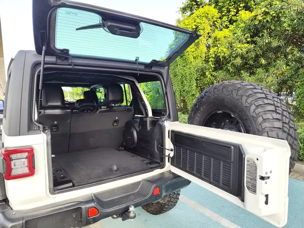 Jeep Wrangler — фото 9