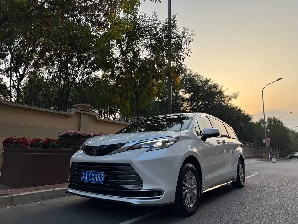 Toyota Sienna — фото 1