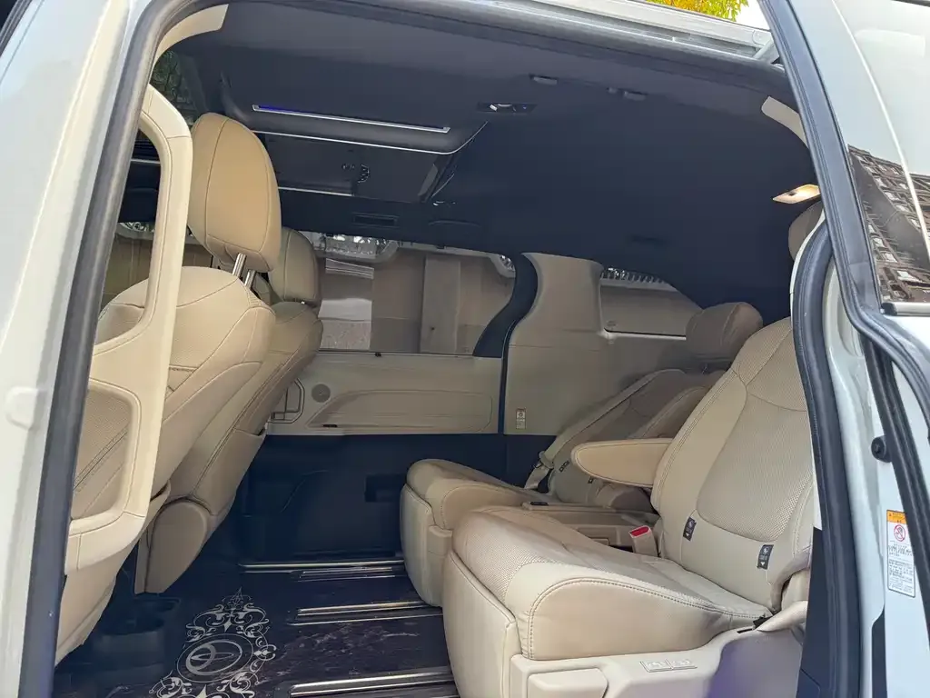 Toyota Sienna — фото 7