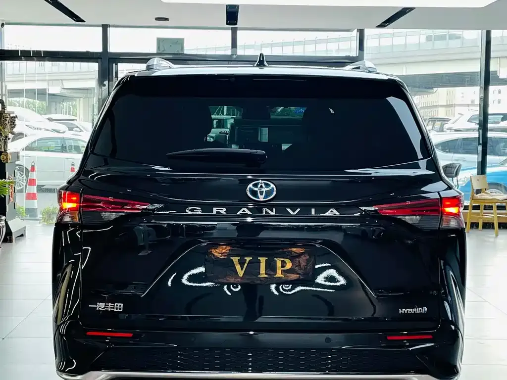 Toyota Granvia — фото 4