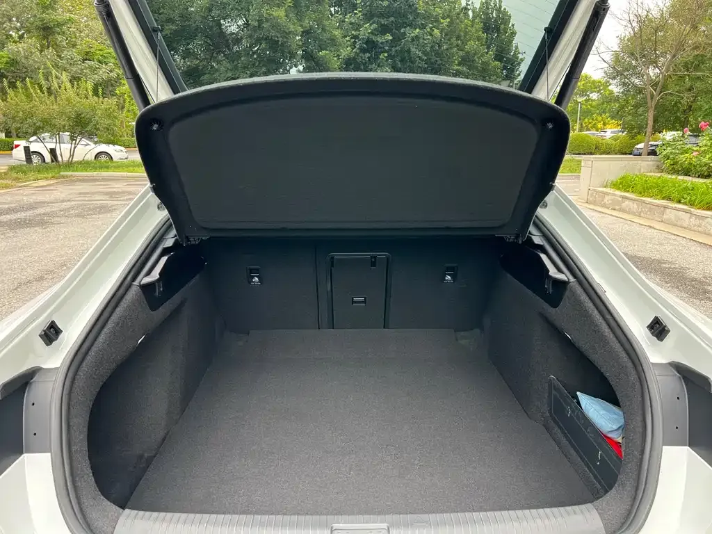 Volkswagen CC 2023 из CN, фото 9