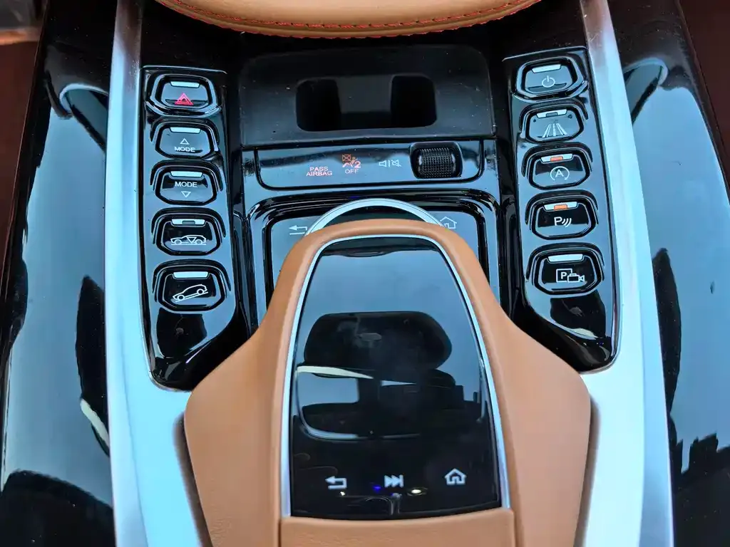 Aston Martin DBX — фото 10