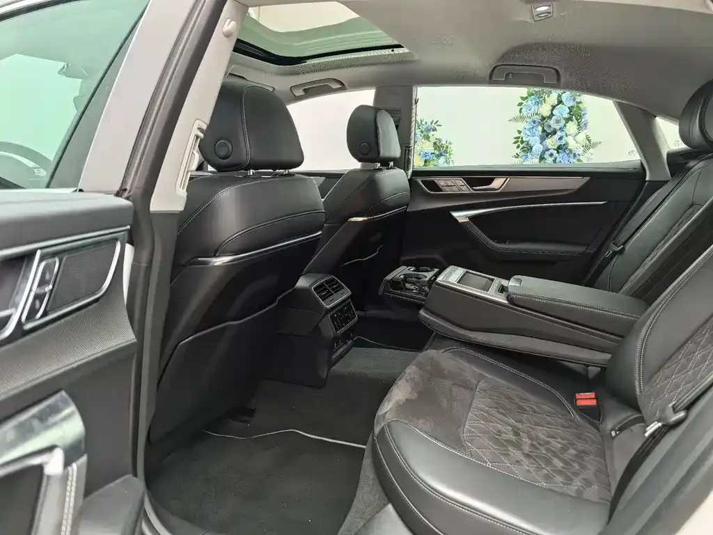Audi A7L 2024 из CN, фото 8