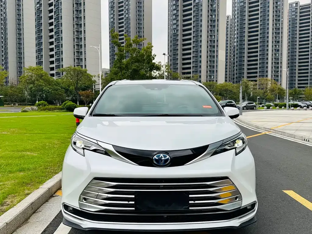 Toyota Sienna 2022 из CN, фото 2