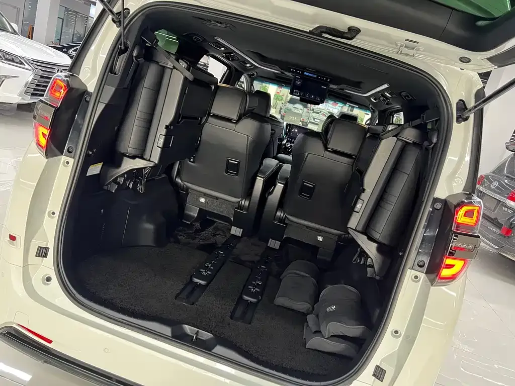 Toyota Vellfire 2023 из CN, фото 8