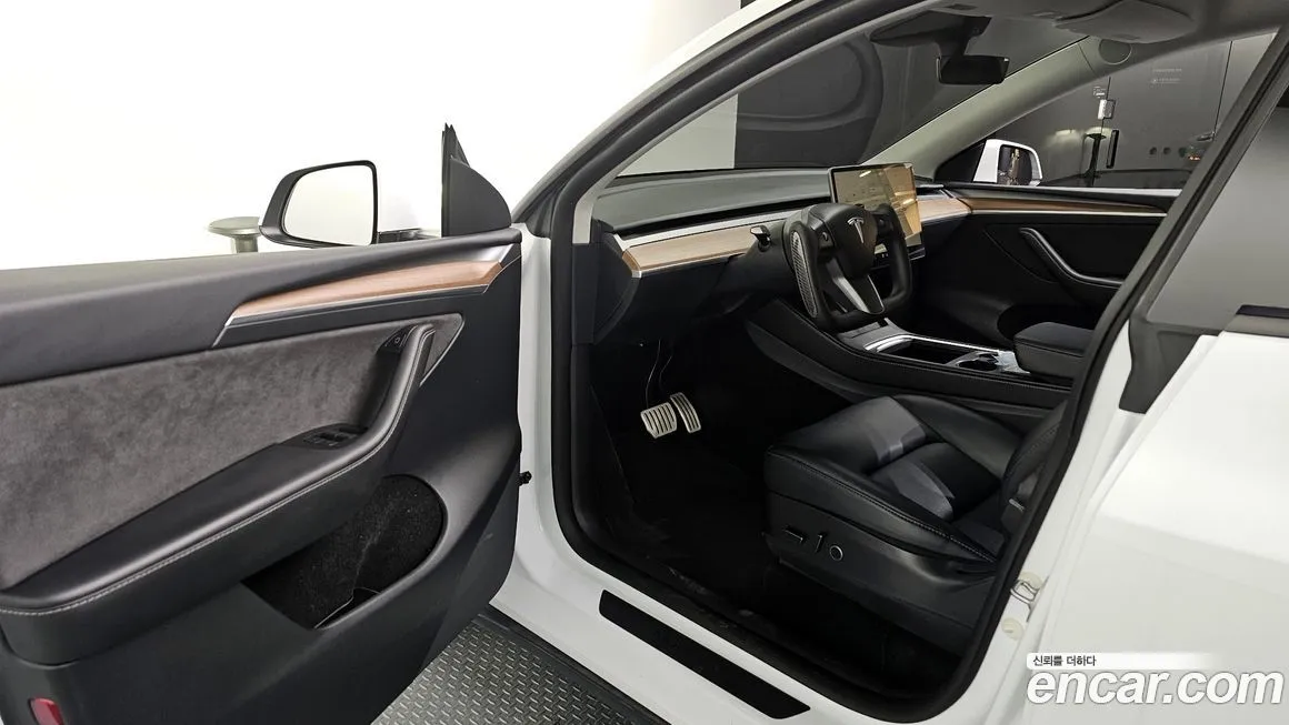 Tesla Model Y — фото 10
