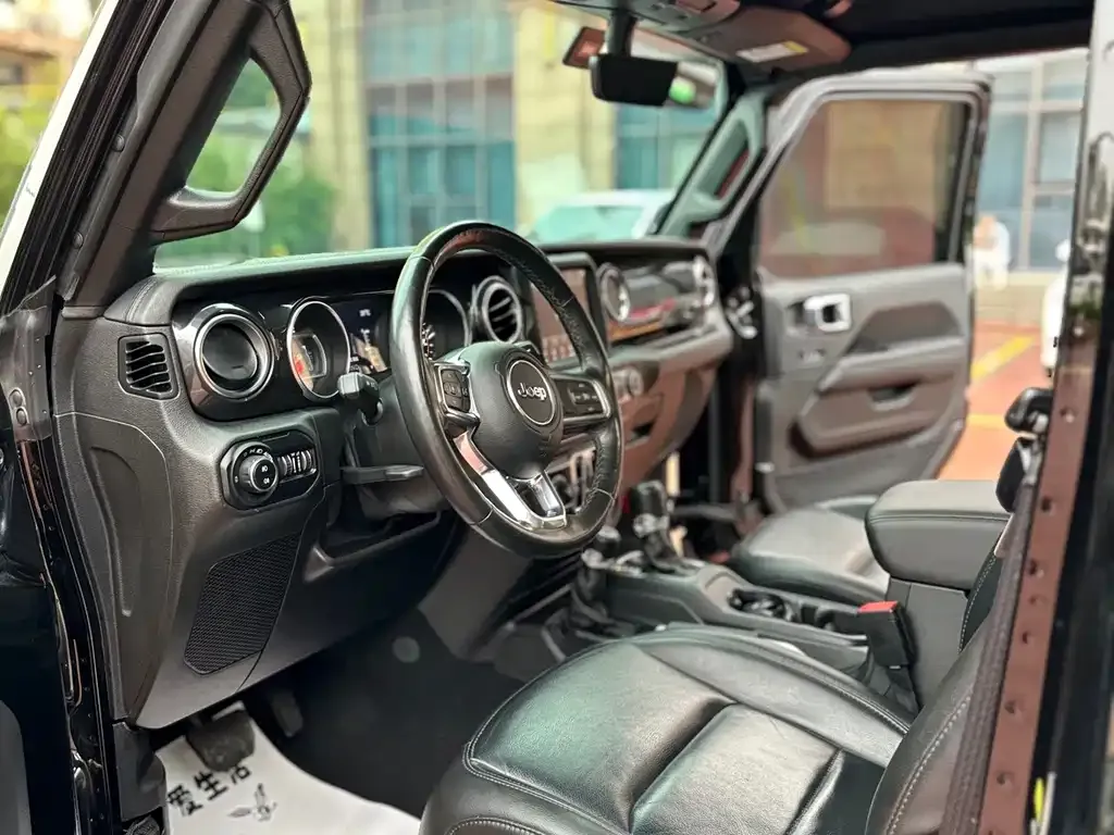 Jeep Wrangler — фото 10