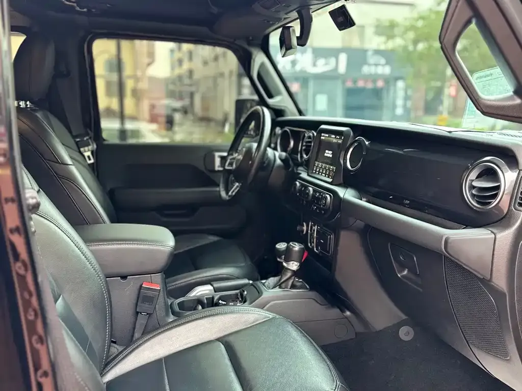 Jeep Wrangler — фото 8