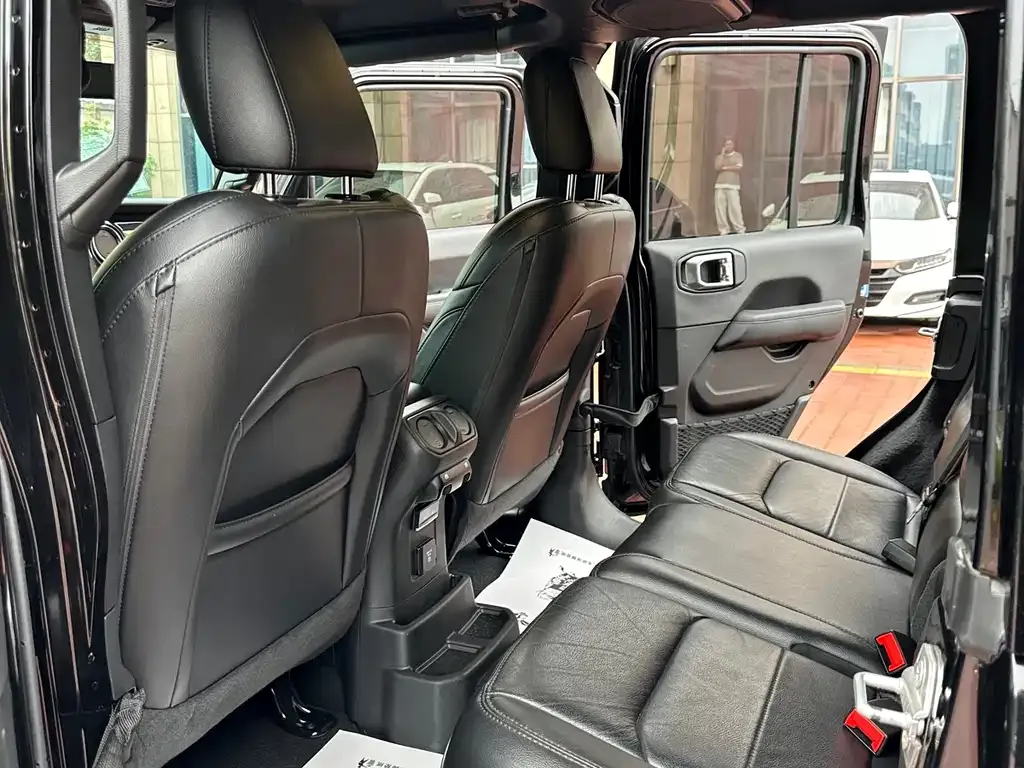 Jeep Wrangler — фото 9