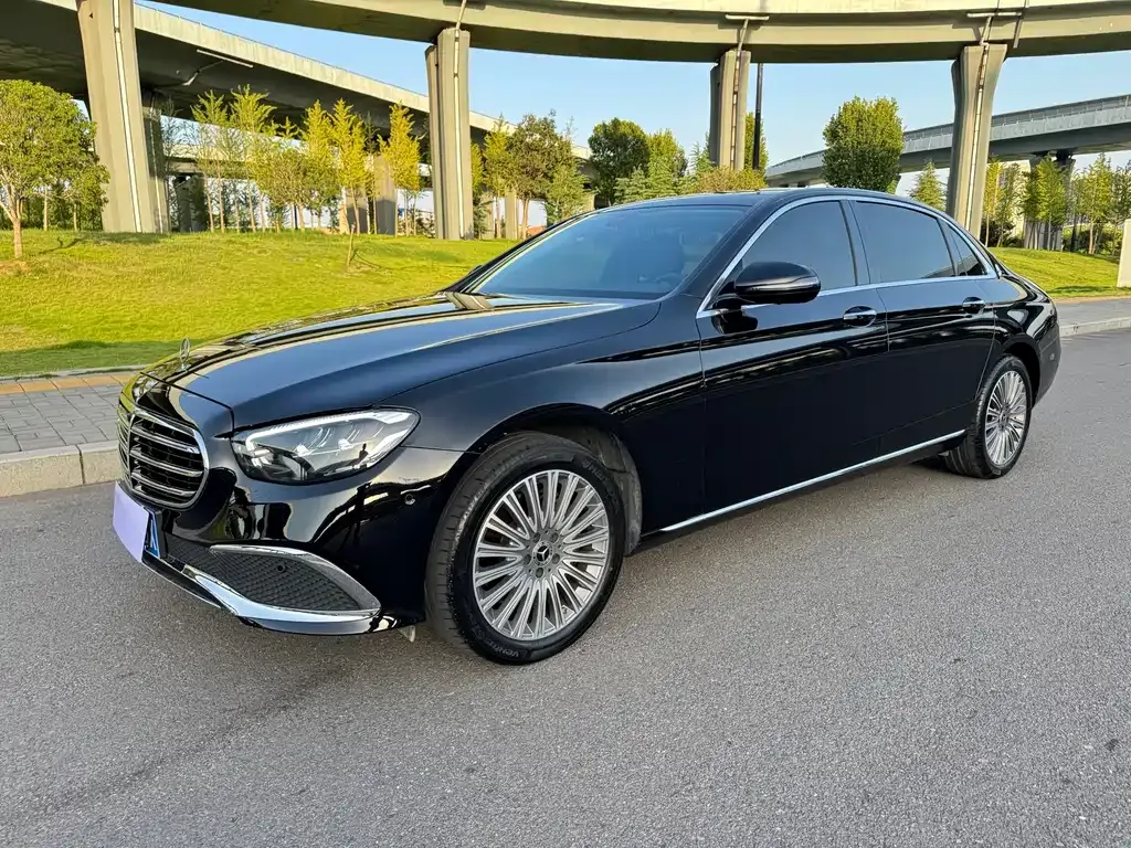 Mercedes-Benz E-Class — фото 1