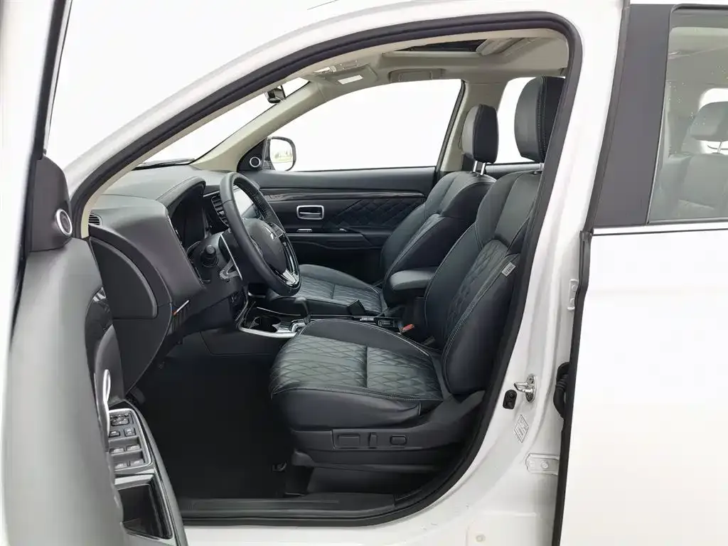 Mitsubishi Outlander — фото 10