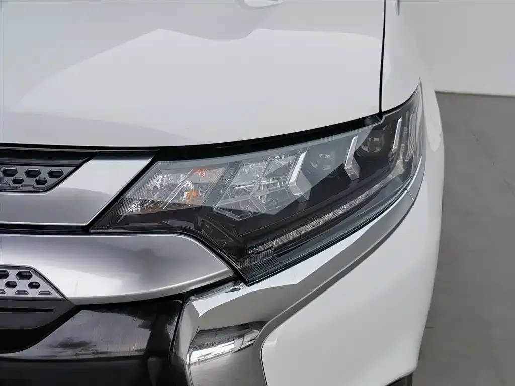 Mitsubishi Outlander — фото 7