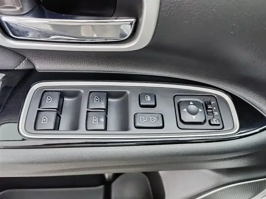 Mitsubishi Outlander — фото 9
