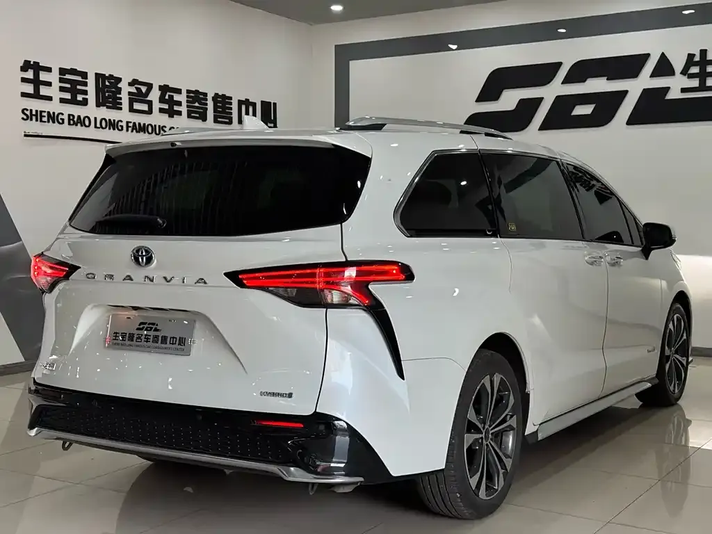 Toyota Granvia 2023 из CN, фото 4