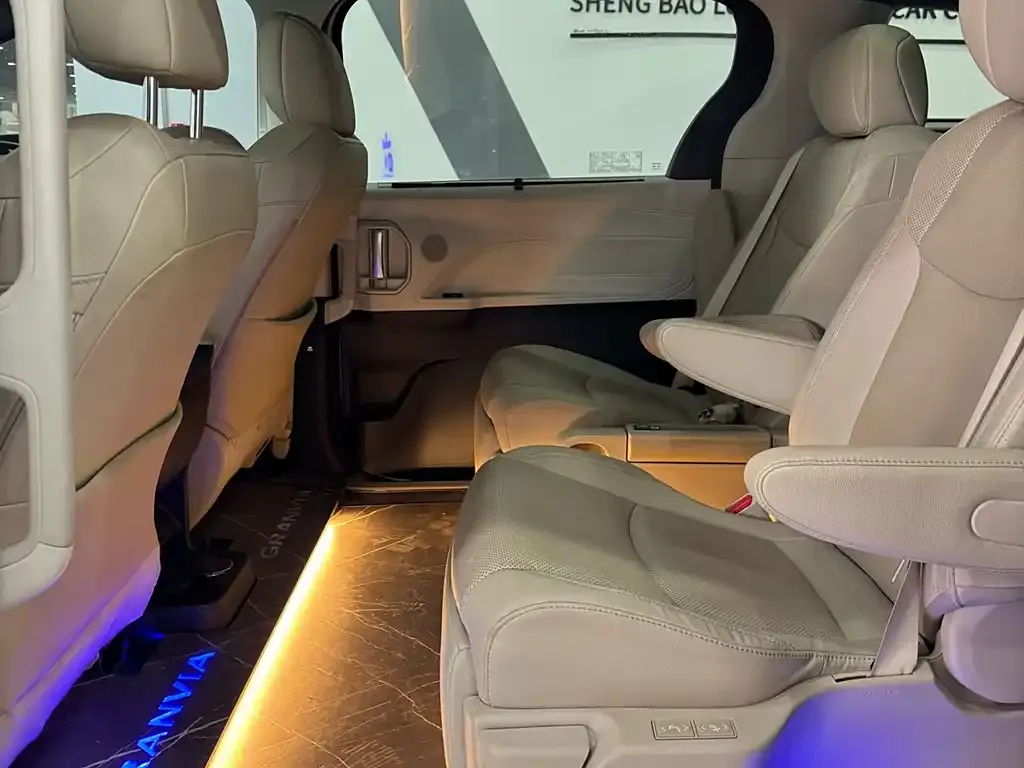 Toyota Granvia 2023 из CN, фото 8