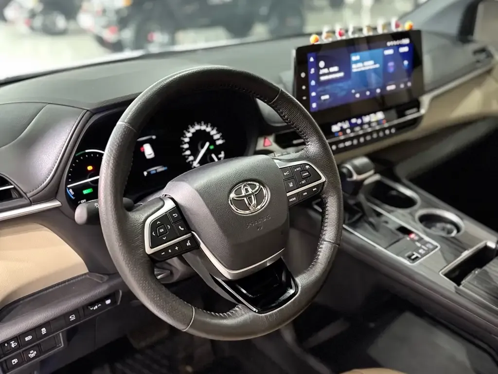 Toyota Granvia 2023 из CN, фото 9