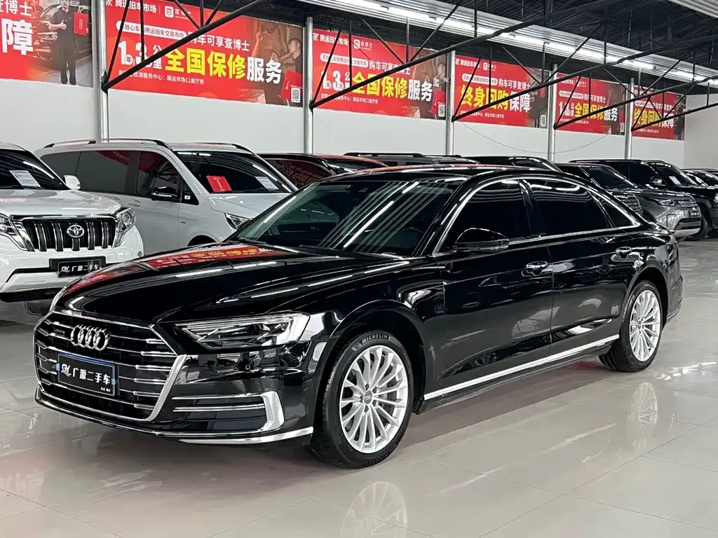 Audi A8 — фото 1