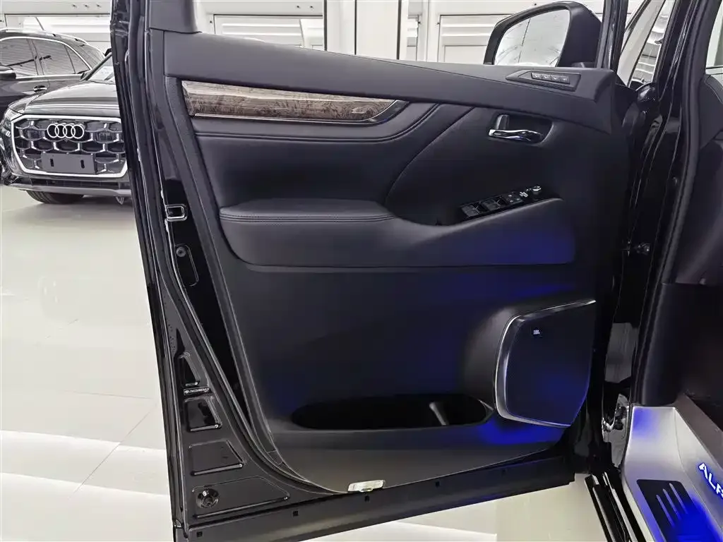 Toyota Vellfire 2023 из CN, фото 8