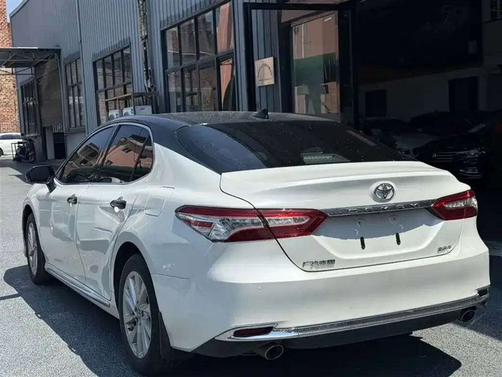 Toyota Camry — фото 5
