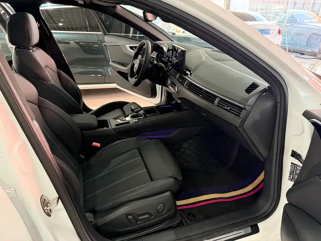 Audi A4L 2023 из CN, фото 8