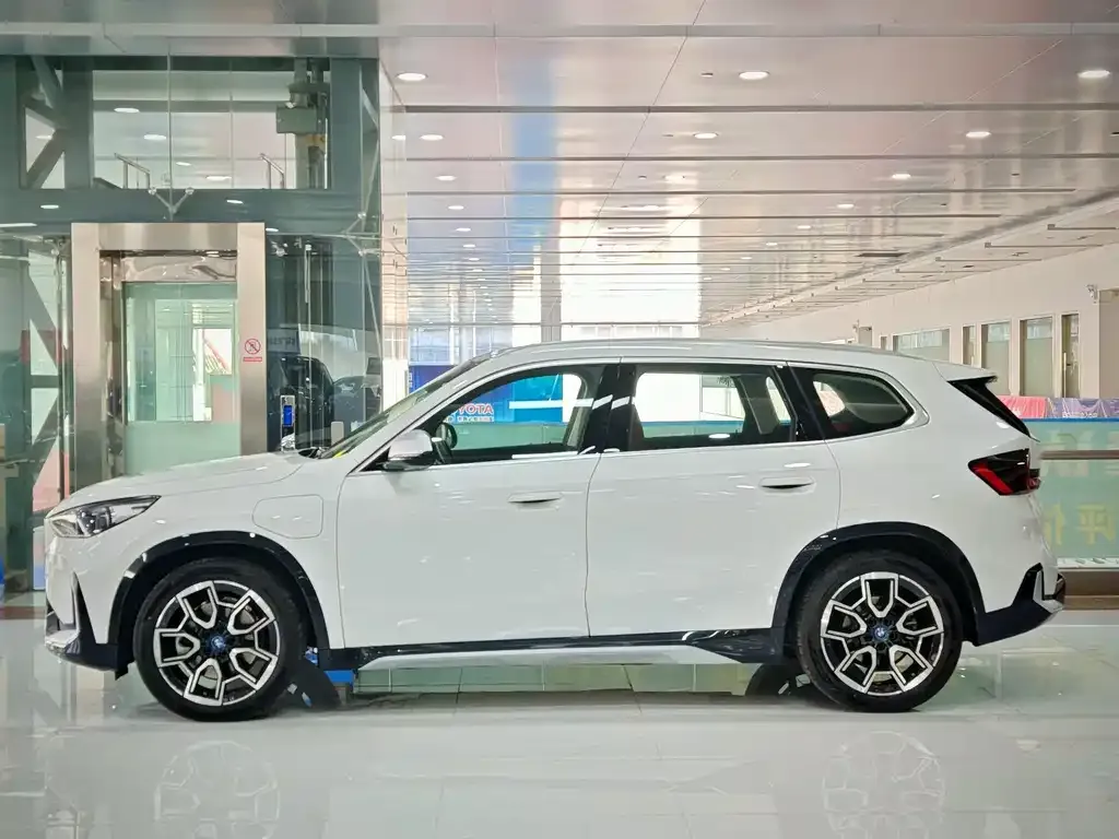 BMW iX1 2024 из CN, фото 3