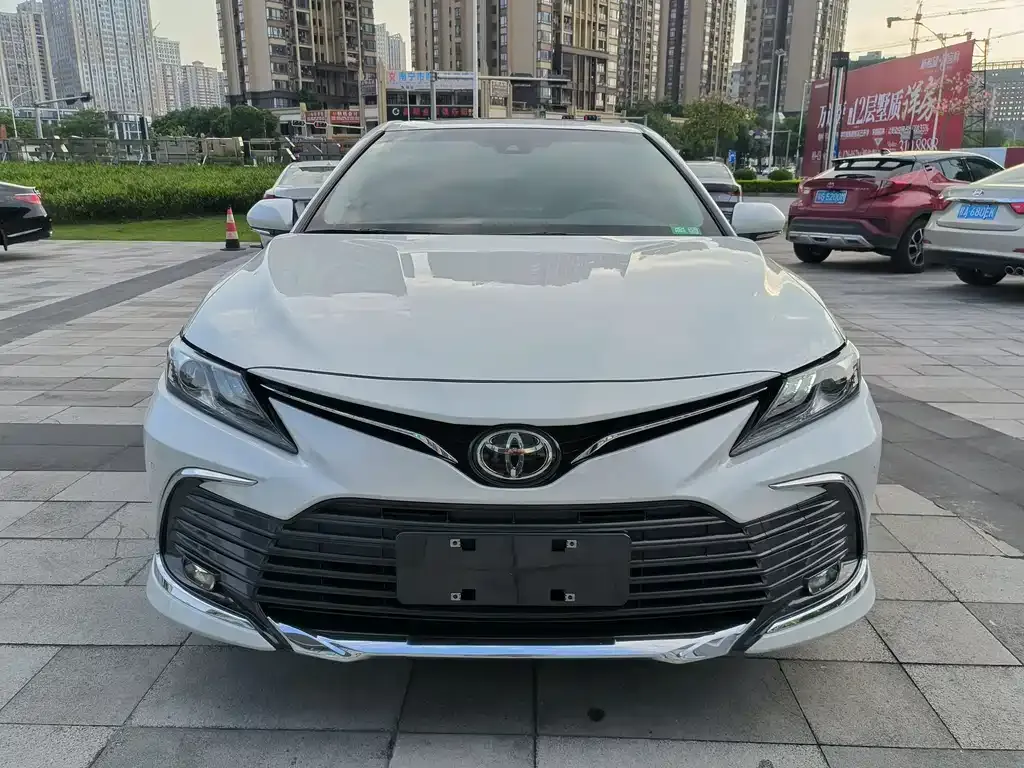 Toyota Camry — фото 1