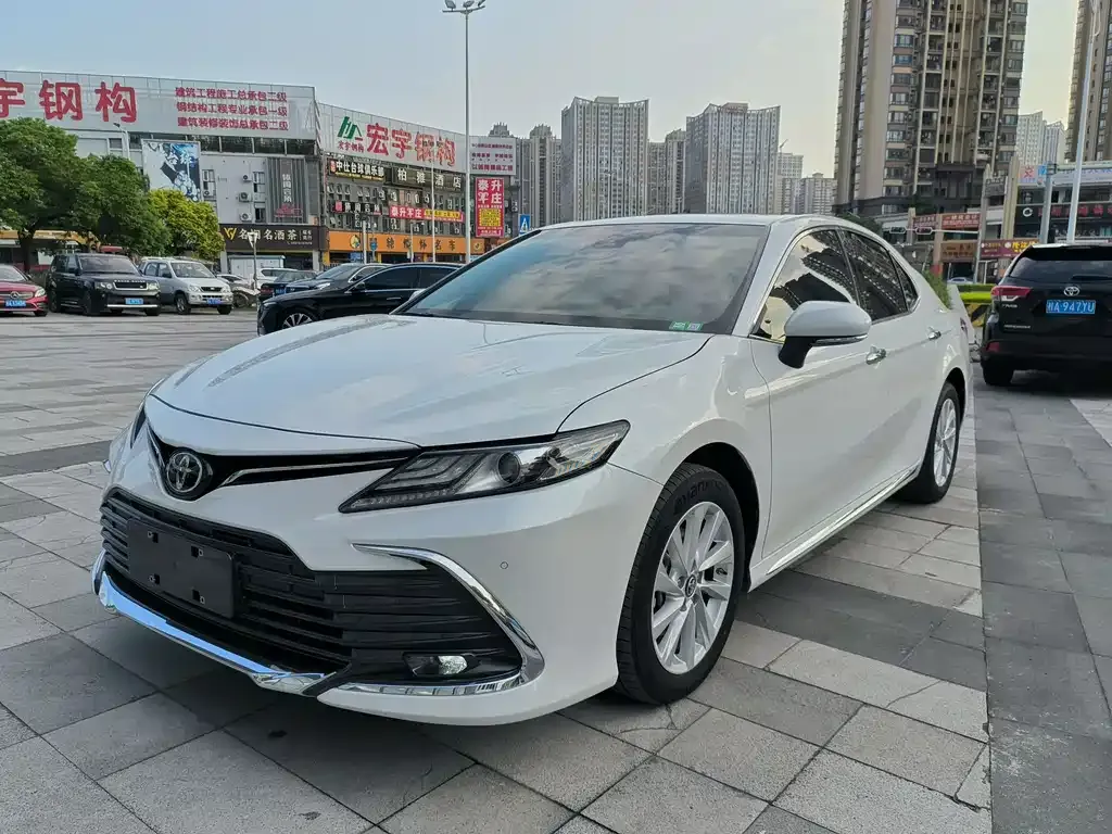 Toyota Camry — фото 2