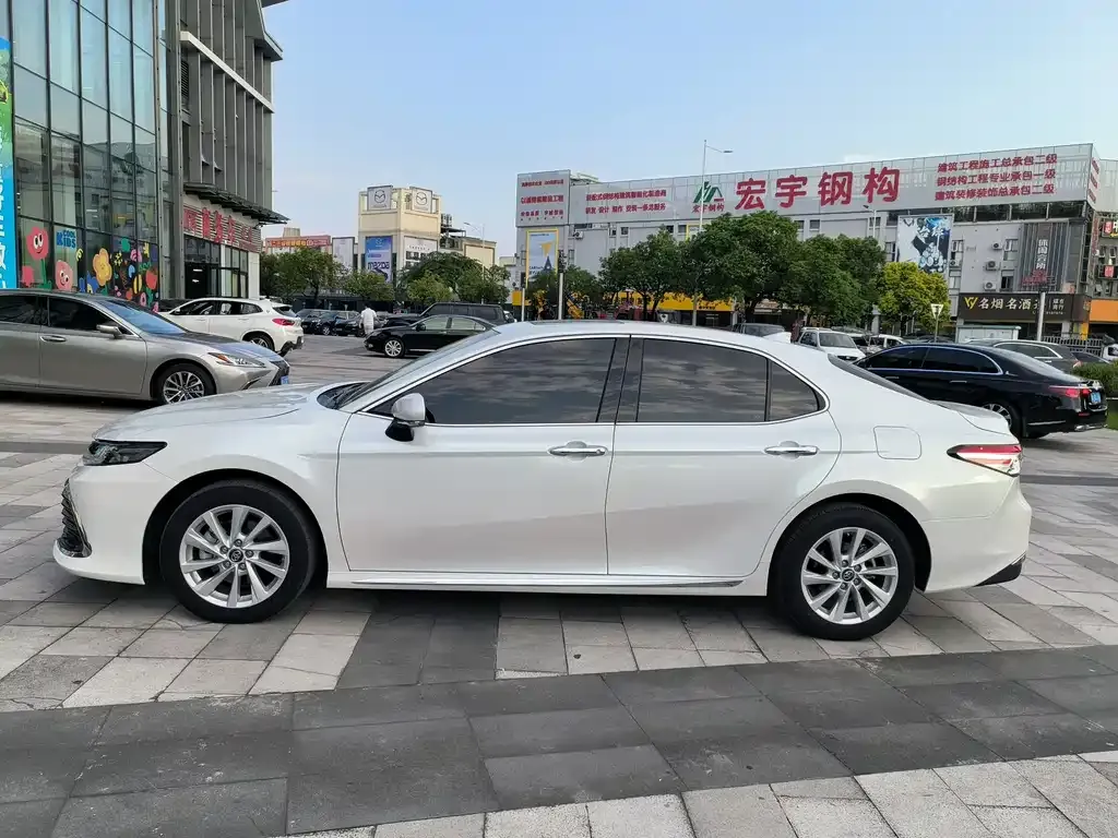 Toyota Camry — фото 3
