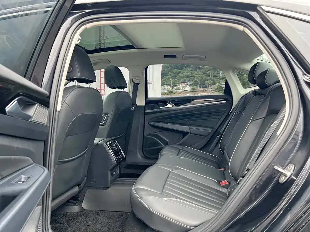 Volkswagen Passat 2023 из CN, фото 5