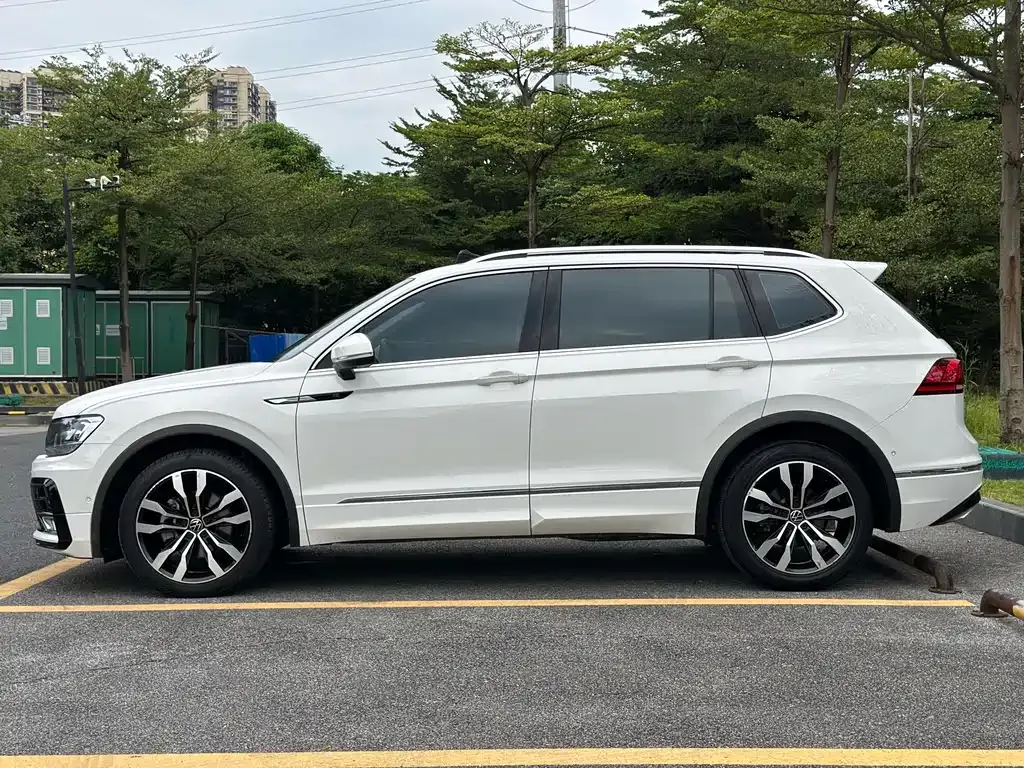 Volkswagen Tiguan L — фото 7