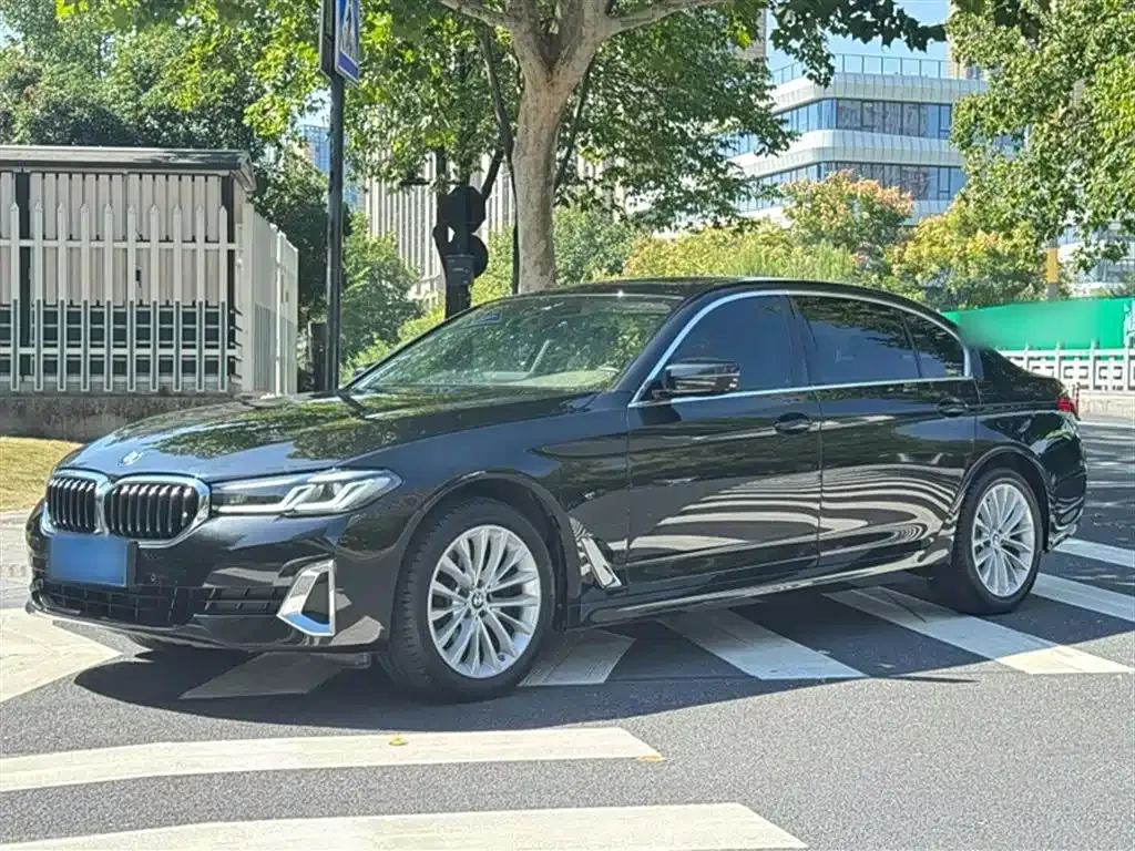 BMW 5 Series — фото 1