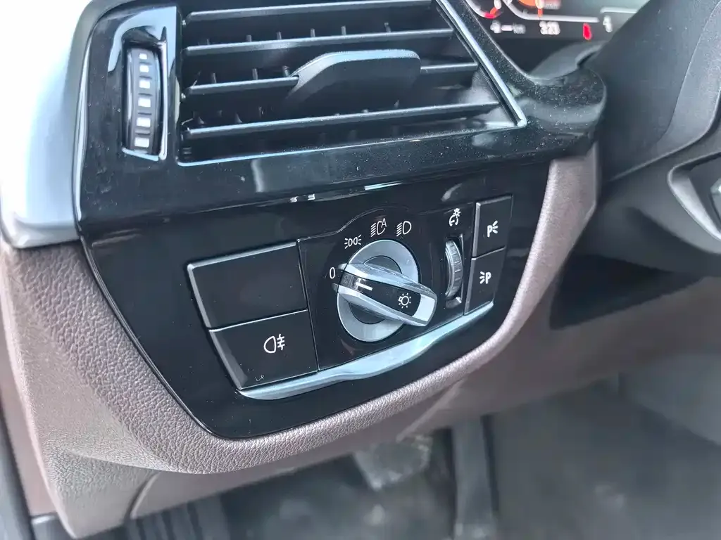 BMW 5 Series 2021 из CN, фото 10
