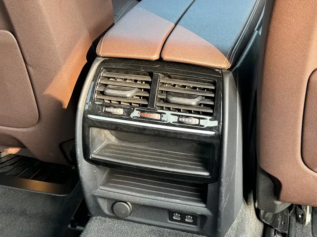 BMW 5 Series 2023 из CN, фото 10