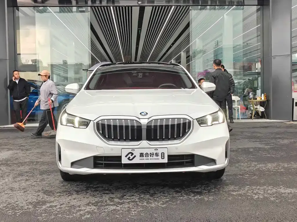 BMW 5 Series 2024 из CN, фото 2
