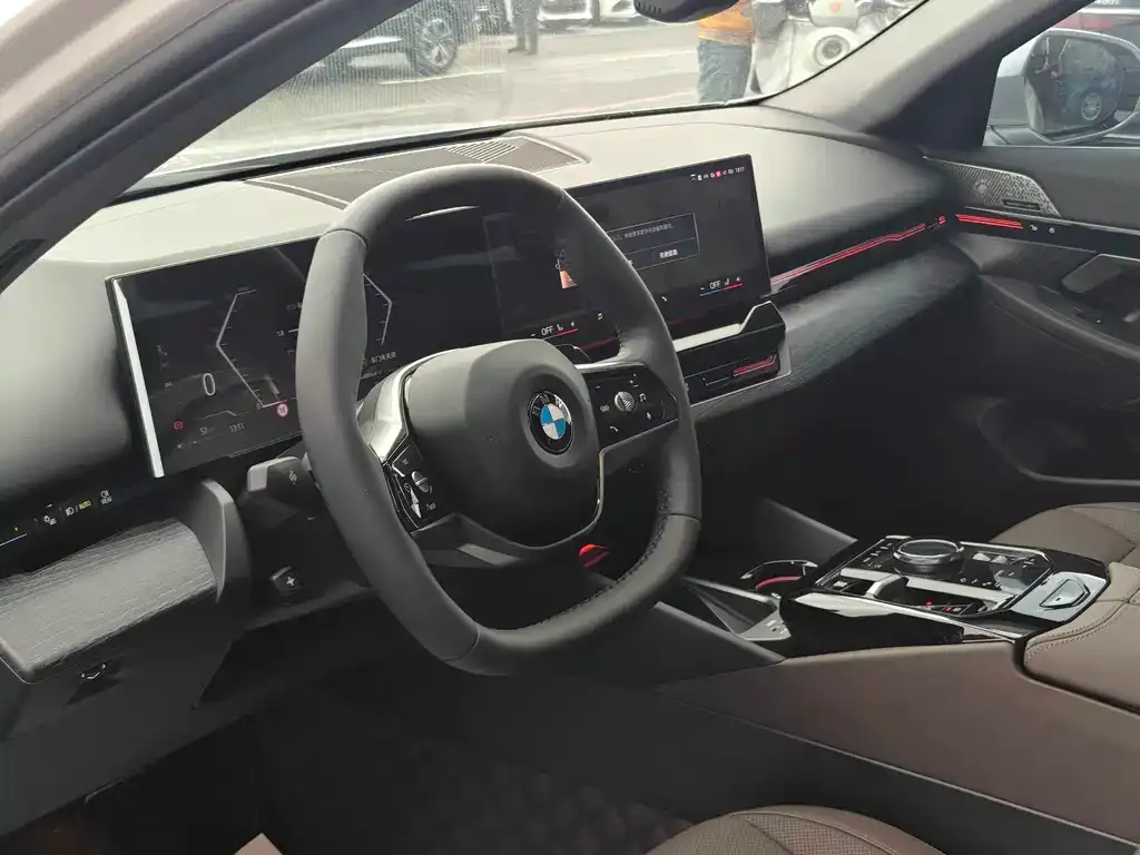 BMW 5 Series 2024 из CN, фото 7