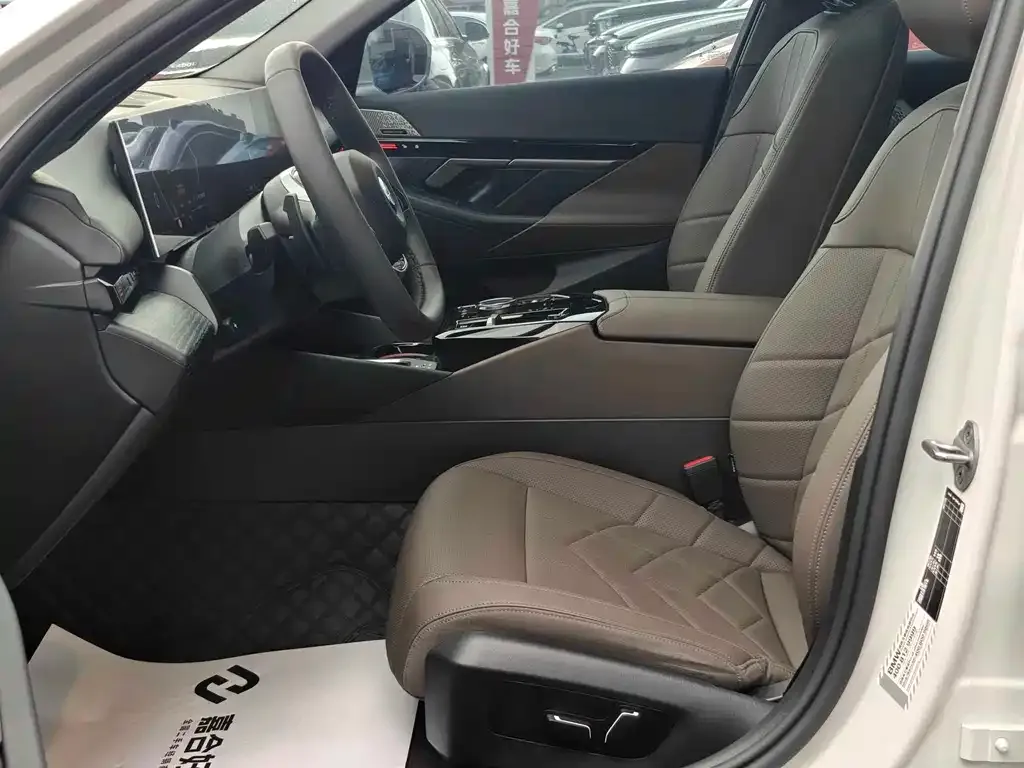 BMW 5 Series 2024 из CN, фото 8
