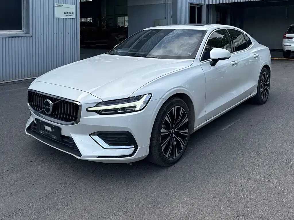 Volvo S60 — фото 1