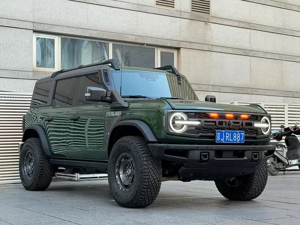 Ford Bronco — фото 1