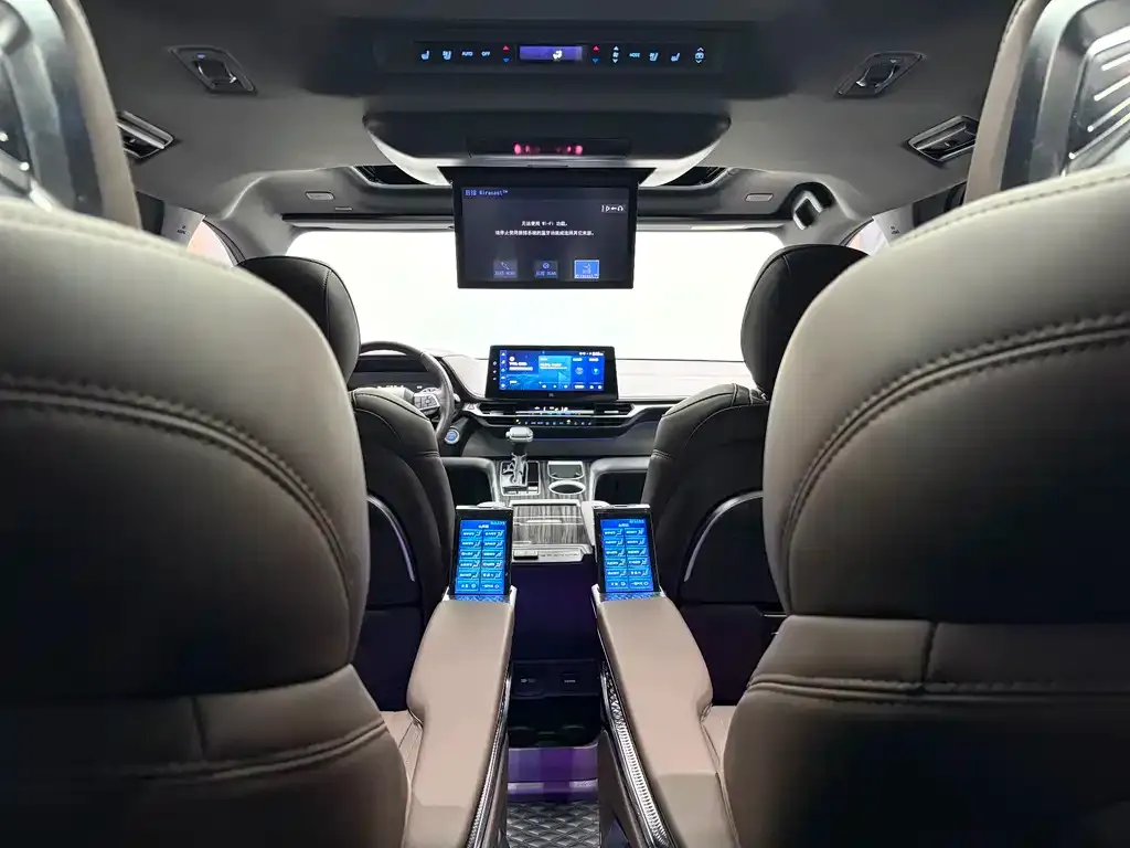 Toyota Granvia 2023 из CN, фото 9