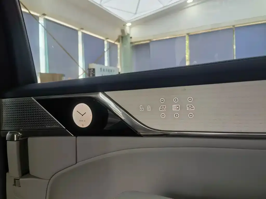Volvo EM90 2025 из CN, фото 8