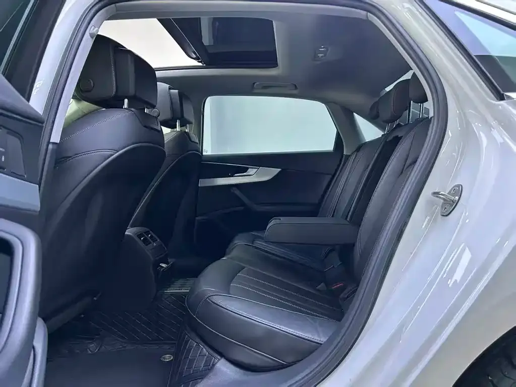 Audi A4L 2021 из CN, фото 4