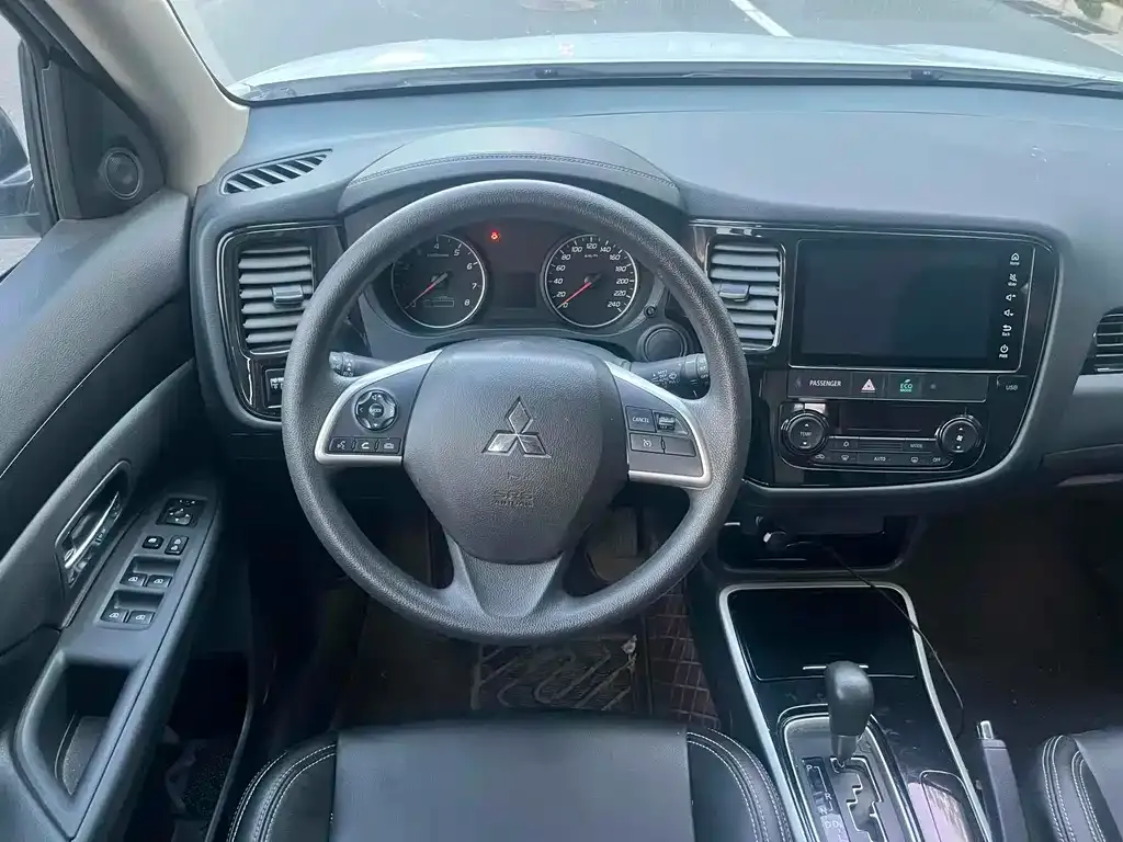 Mitsubishi Outlander 2023 из CN, фото 10