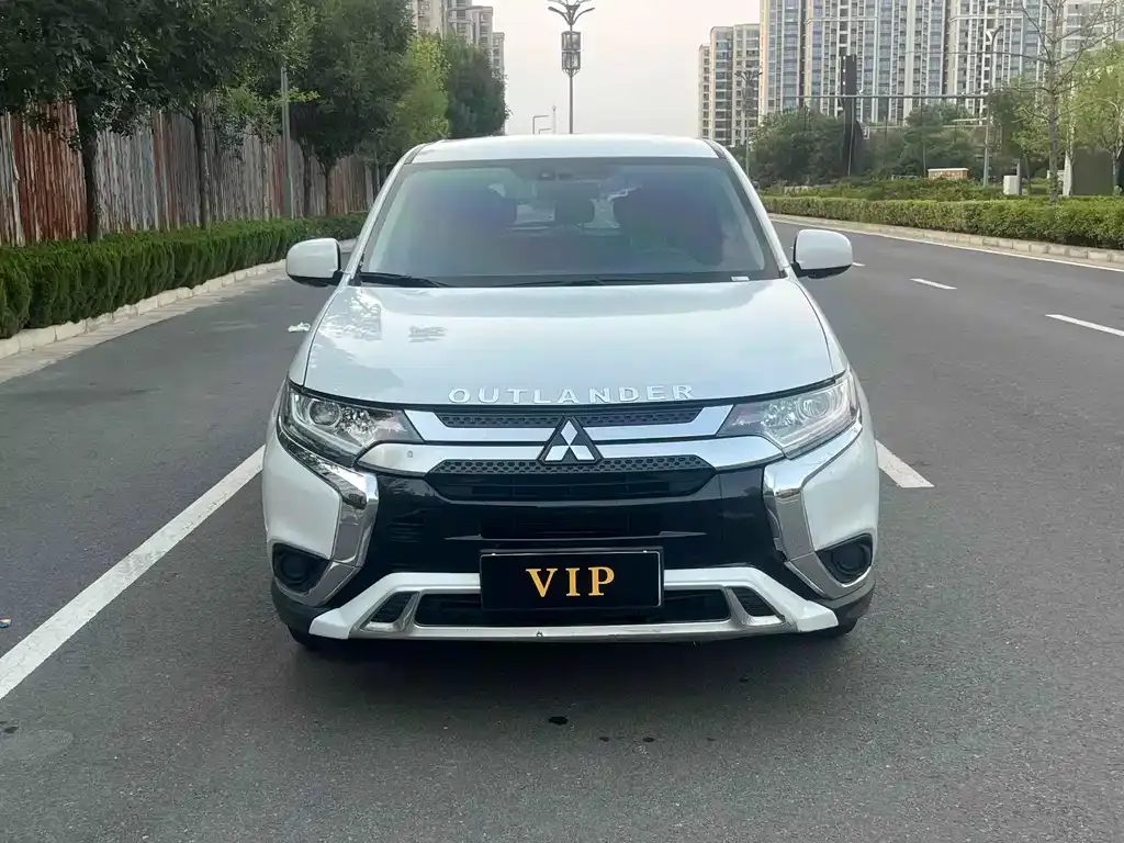 Mitsubishi Outlander 2023 из CN, фото 2