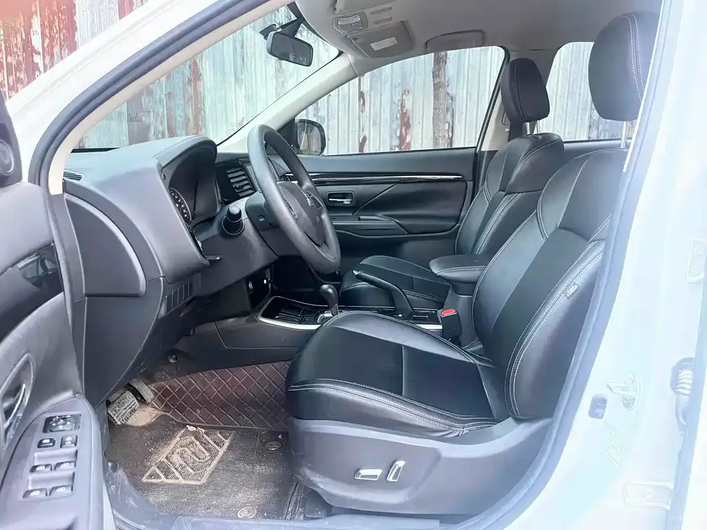 Mitsubishi Outlander 2023 из CN, фото 4