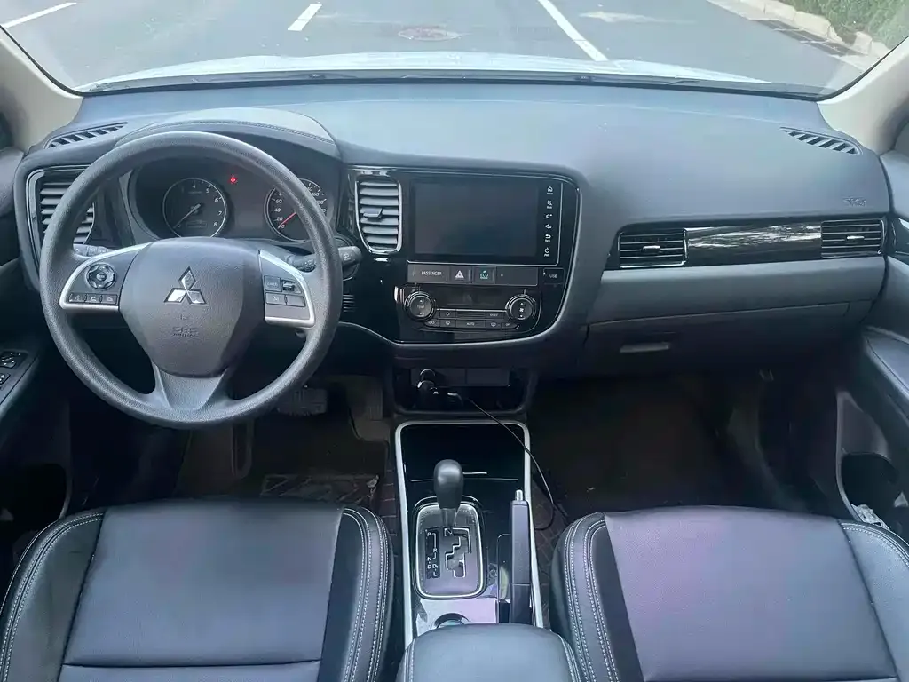 Mitsubishi Outlander 2023 из CN, фото 5