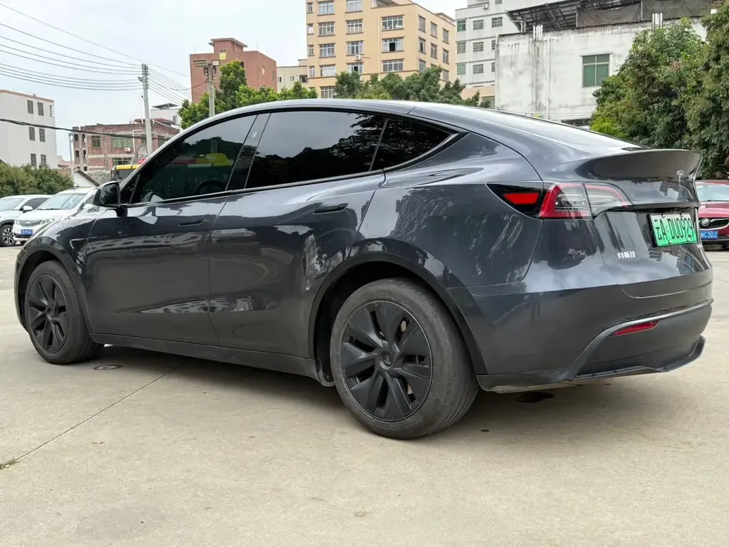 Tesla Model Y — фото 5