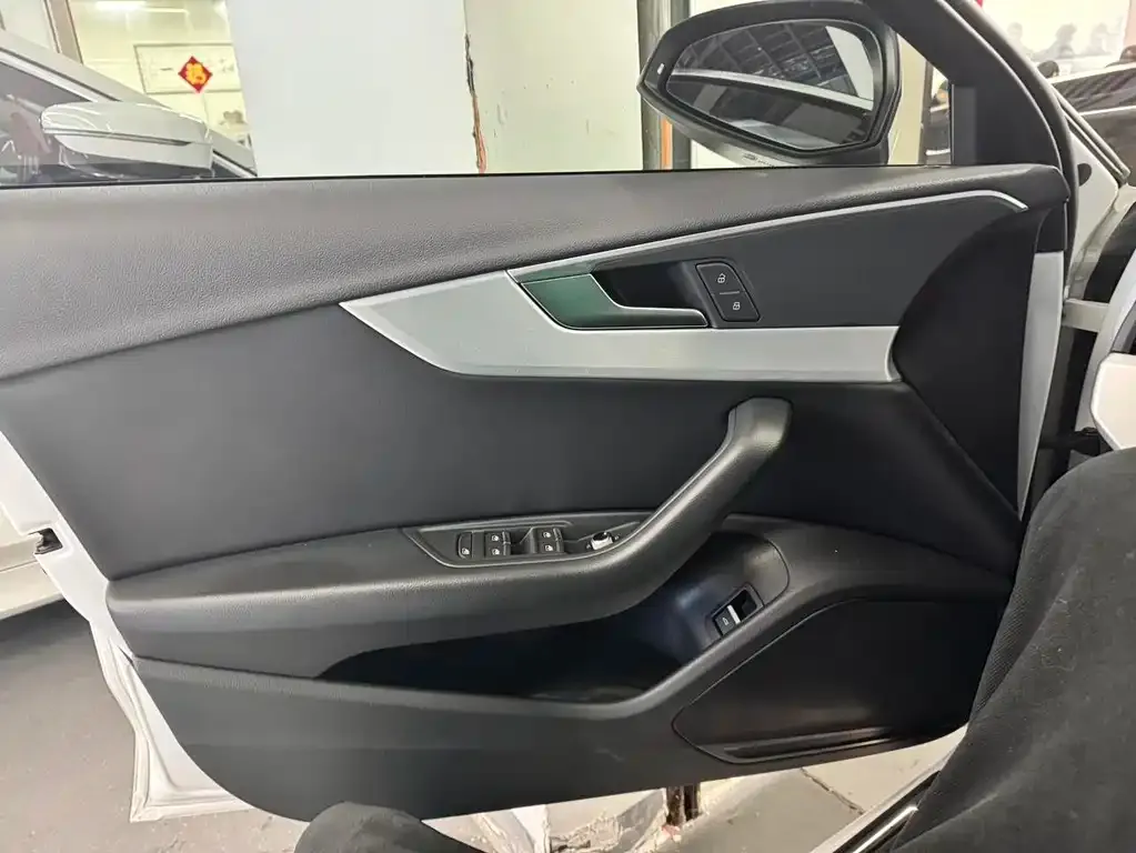Audi A4L 2022 из CN, фото 6