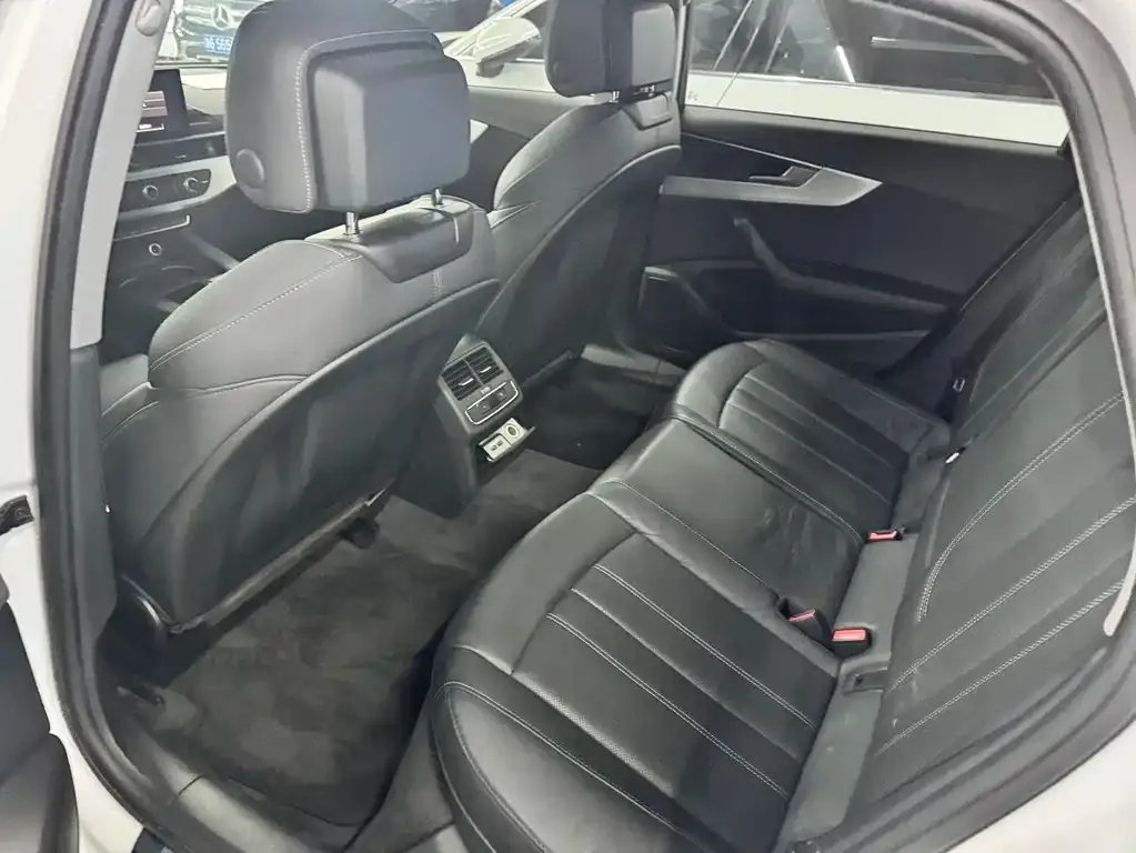 Audi A4L 2022 из CN, фото 7