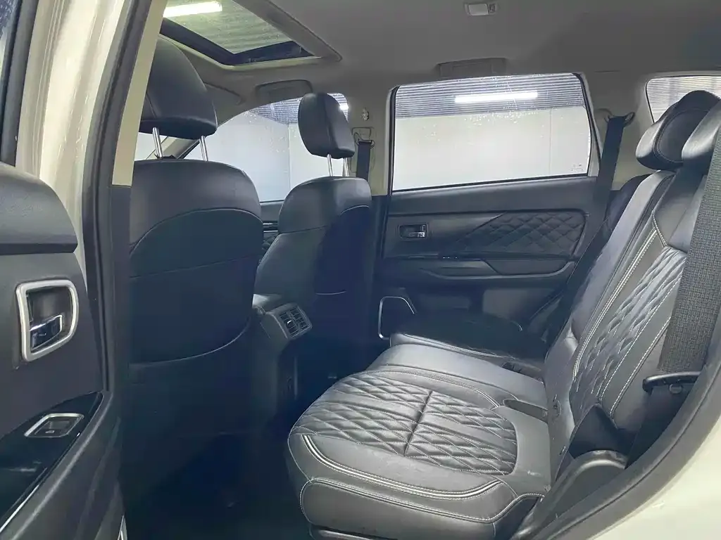 Mitsubishi Outlander 2021 из CN, фото 8