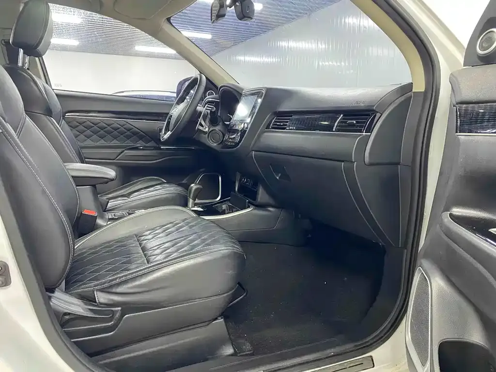 Mitsubishi Outlander 2021 из CN, фото 9